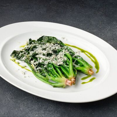 Обжаренный шпинат с сыром дорблю в Мясо и вино по цене 650 ₽