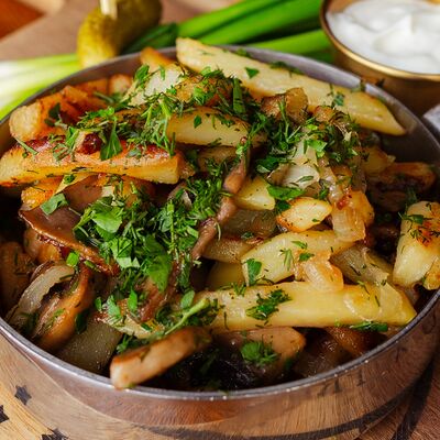 Жареный картофель с луком и грибами в Ярды Superbar по цене 400 ₽