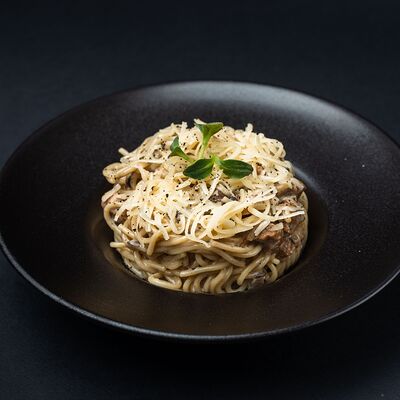 Паста с курицей и грибами в Два веселых гуся по цене 645 ₽