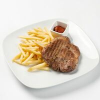 Стейк из свиной шеи с картофелем фри и соусом барбекю в Матрешка