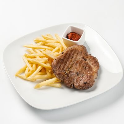 Стейк из свиной шеи с картофелем фри и соусом барбекю в Матрешка по цене 780 ₽