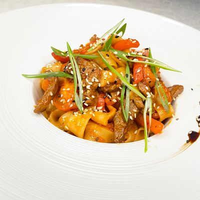 Феттуччине с говядиной и овощами в Мансарда по цене 750 ₽