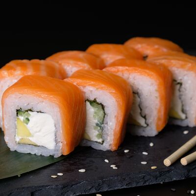 Манговый лосось в Caviar Rolls по цене 949 ₽