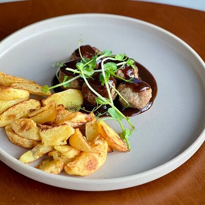 Фрикадельки с соусом демиглас и картофельными дольками в Брускетта по цене 610 ₽