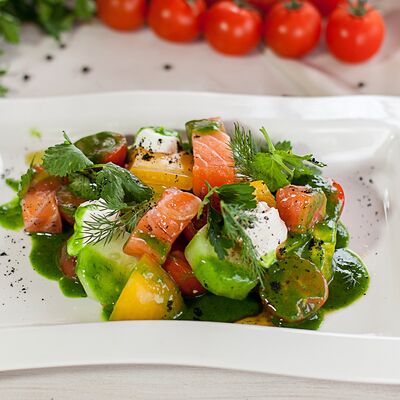 Салат овощной с сырным кремом и лососем в Рандеву по цене 720 ₽