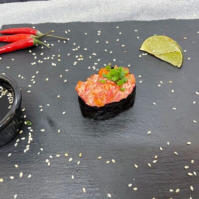 Гункан с лососем в Ninja sushi по цене 176 ₽