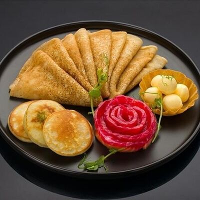 Блины и мини-оладушки со слабосоленым лососем гравлакс в Bluefin по цене 1840 ₽