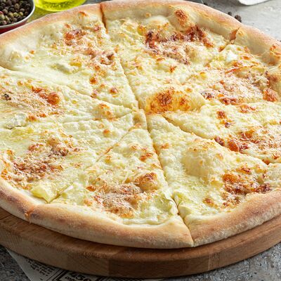 Пицца с четырьмя видами сыра в Шато Винтаж по цене 850 ₽
