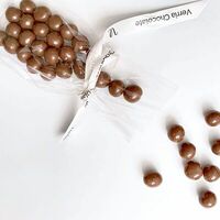 Фундук в молочном шоколаде в Verria Chocolate - клубника в шоколаде