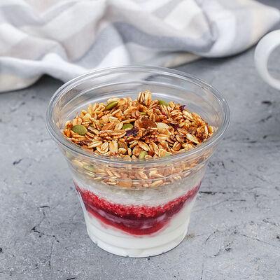 Йогурт с гранолой и клубникой в Магбургер & Братья Караваевы по цене 145