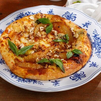 Хачапури с грушей и горгонзолой в DiDi по цене 950 ₽