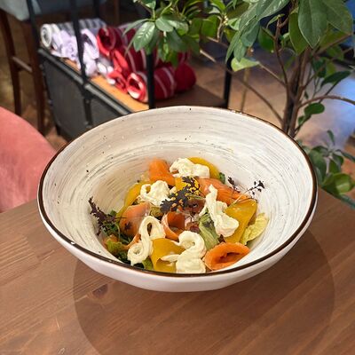 Её любимый салат с лососем, персиком и страчателлой в История любви по цене 580 ₽