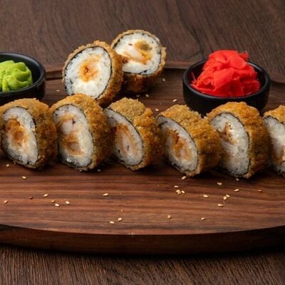 Горячий куриный рулет в Uchu Sushi Yaki по цене 1045 ₽