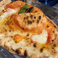 Кальцоне с фермерской ветчиной в Storia Pizza
