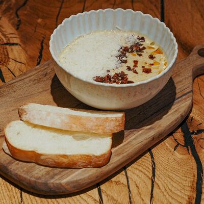 Сырный крем‑суп с беконом и овощами в Rekki Pizza & Cocktail Bar по цене 1090 ₽