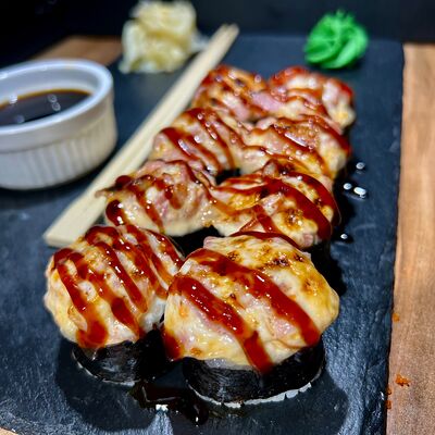 Запечённый ролл с беконом в Friends Market по цене 650 ₽