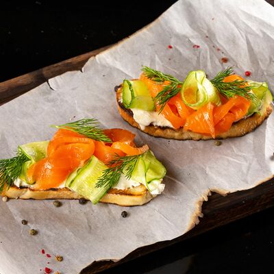 Брускетта с лососем и сливочным сыром в Чиполучо по цене 299