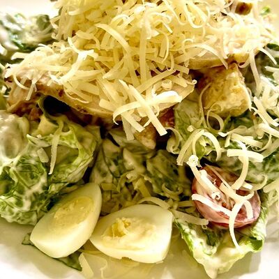 Салат Цезарь с курицейв Емеля по цене 420 ₽