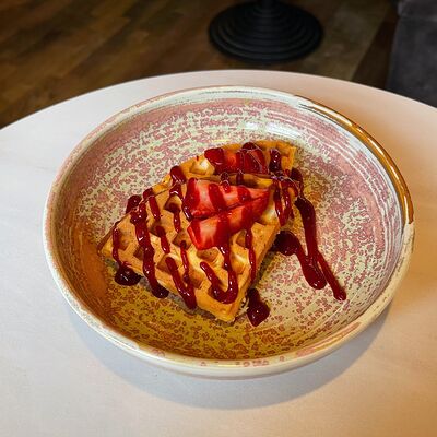 Венские вафли с малиновым соусом в Блеск по цене 300