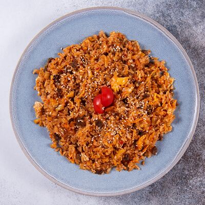 Жареный рис с говядиной и кимчи в Soju по цене 915 ₽