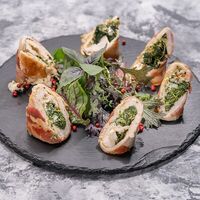 Куриный рулет со шпинатом и сыром в VIP караоке-клуб Ля Мажор