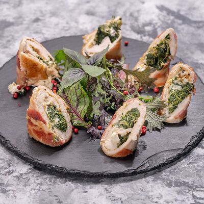 Куриный рулет со шпинатом и сыром в VIP караоке-клуб Ля Мажор по цене 690 ₽