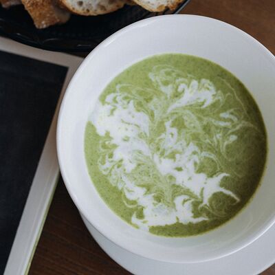 Суп-пюре из брокколи и шпината с куриной грудкой в Пряный Тимьян по цене 365 ₽