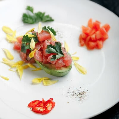 Тартар из тунца Лойн с авокадо в Picasso по цене 1265 ₽