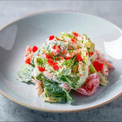 Салат с магаданской креветкой в кокосовом соусев Раковая на Усачева по цене 1650 ₽