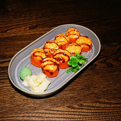 Запеченный ролл с крабом в Art lounge по цене 870 ₽