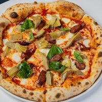 Пицца с сальсиччей и маринованными артишоками в Romano
