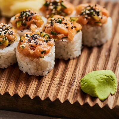 Ролл с креветкой внутри в Полтора тигра по цене 510