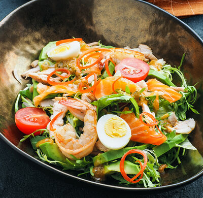 Салат с лососем, креветкой и курицей в Mojo по цене 620