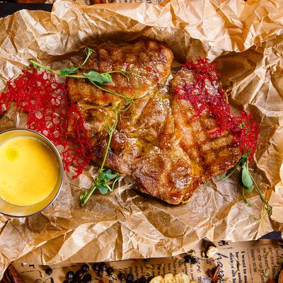 Стейк из свинины на гриле под горчичным соусом в Столица по цене 950 ₽