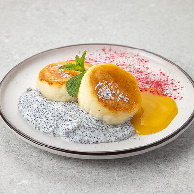 Сырники с маковым кремом и манговым кули в Vaffel Норвежские вафли, завтраки, кофе по цене 450 ₽