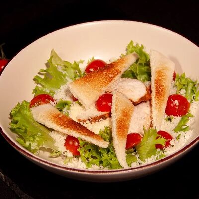 Цезарь с курицей в Avenue Food 87 по цене 390 ₽