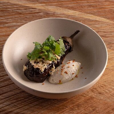 Краб с запеченным баклажаном, йогуртом и соусом черный перец в Горыныч по цене 1250 ₽