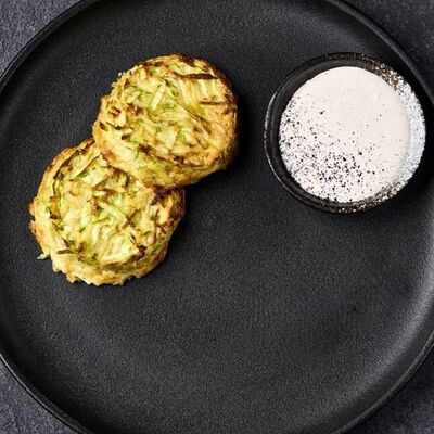 Оладьи из цукини с фермерской сметанойв Urartu по цене 510 ₽