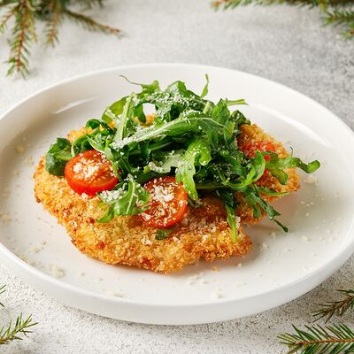 Шницель куриный с руколой и томатами черри в Романов парк по цене 820 ₽