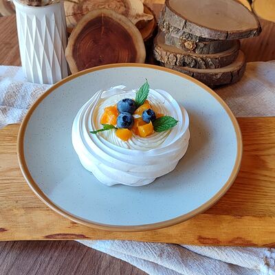 Десерт Павлова с сезонным ягодами в Про Булки кафе-пекарня по цене 260 ₽