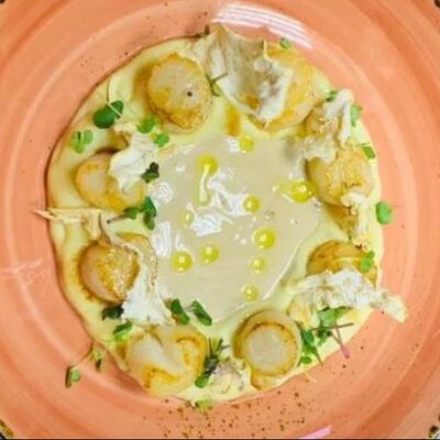 Гребешок, картофель с трюфелем и сельдереем, кофейный соус в Самое популярное кафе по цене 790