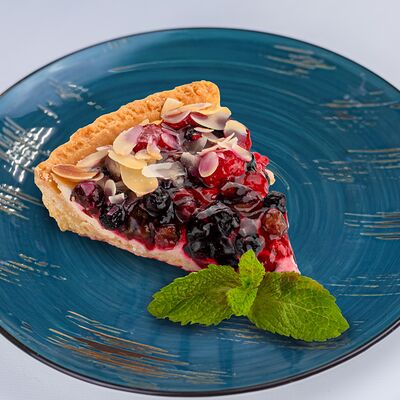 Тарт с ягодами и миндалем в Тарелка по цене 260 ₽