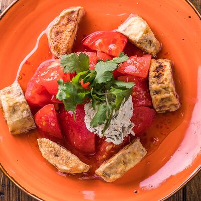 Салат с хрустящим баклажаном в Каретный дворик по цене 700 ₽