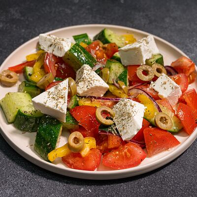 Салат Греческий с фетаксой в 4 СЫРА по цене 400 ₽