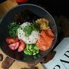 Поке с лососем и кунжутным карри в Sushi Box по цене 700