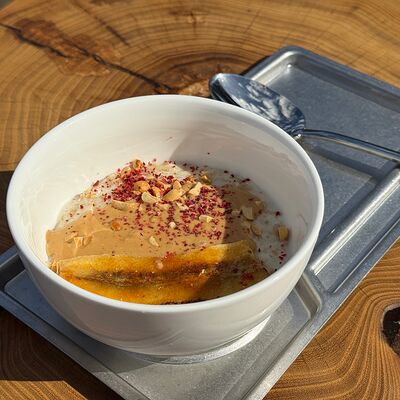 Овсяная каша с карамелизированным бананом и арахисовой пастой в COFFEEKATE по цене 450 ₽