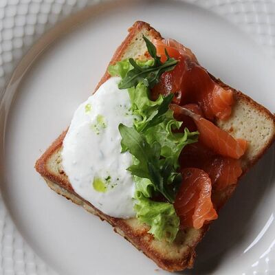 Гренка в яйце с лососем и копченой сметаной Яндекс в Снегири на Лагерном по цене 740 ₽