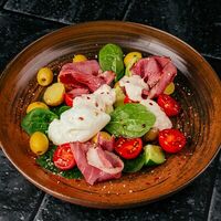 Салат с пастрами, яйцом, соусом из тунцав Zames