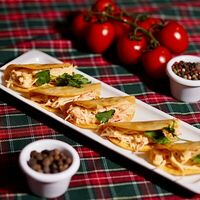 Такосы со снежным крабом в Harats pub