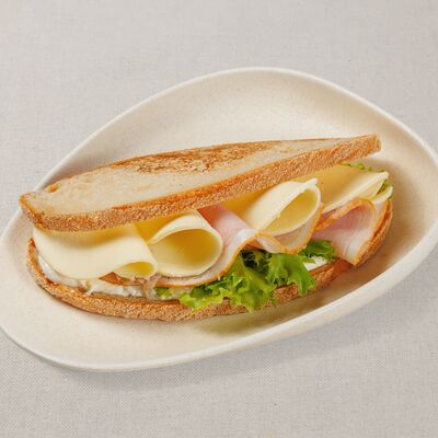 Сэндвич с ветчиной, сыром, шпинатом и песто в Мука и Фартук по цене 348 ₽